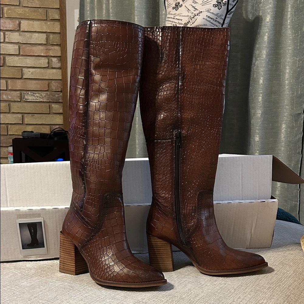 Brown Crocodile Pattern Knee-High Boots